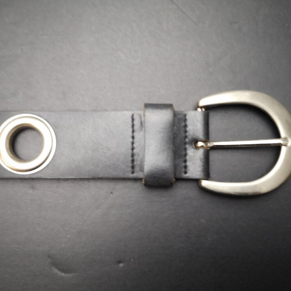 Unbranded Ladies Size Small Black Leather Made in Canada Belt w/ Grommets